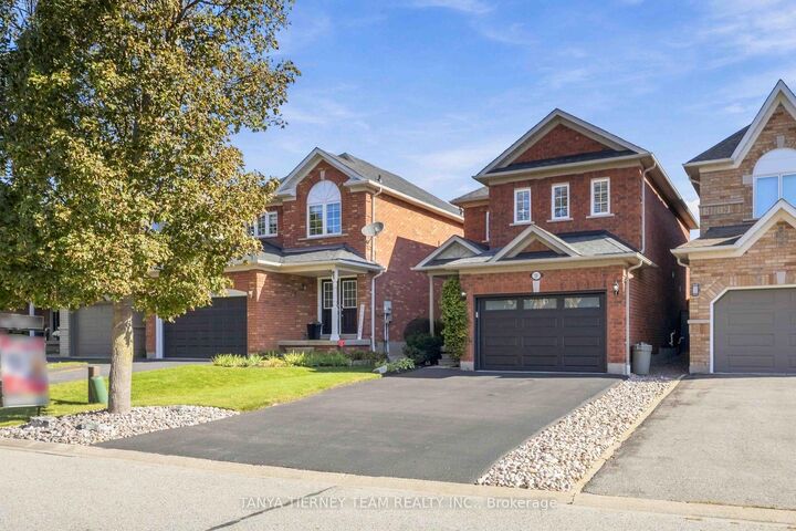 Property Photo:  28 Castle Green Drive  ON L1R 2P9 