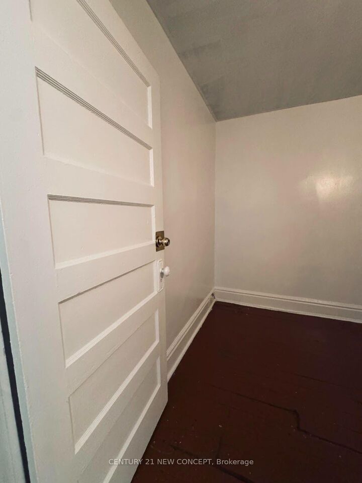 Property Photo: 585 Parliament Street Upper Level ON M4X 1P9