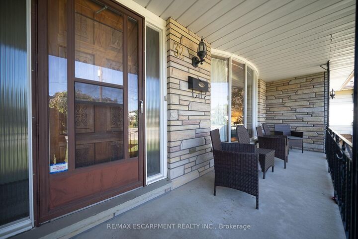 Property Photo: 32 Avondale Crescent ON N3S 4L5