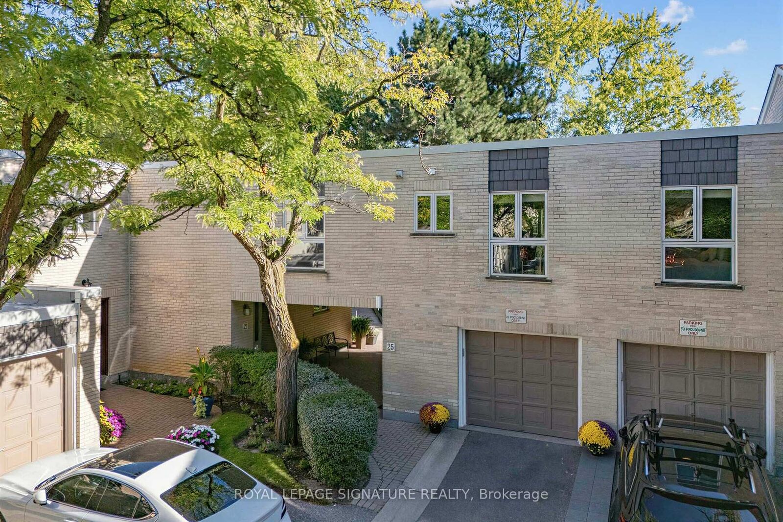 Property Photo:  25 Proudbank Millway N/A  ON M2L 1P3 