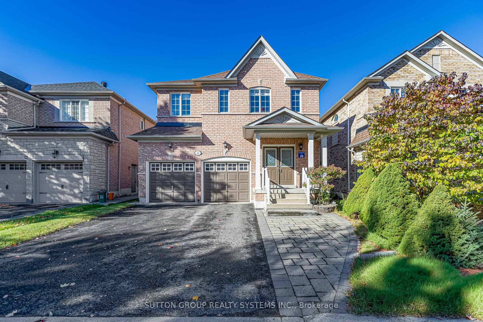 Property Photo:  48 Landsdown Crescent  ON L6E 1M6 
