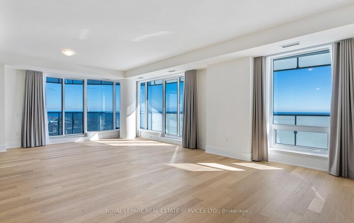 Property Photo:  28 Freeland Street 5301  ON M5E 0E3 