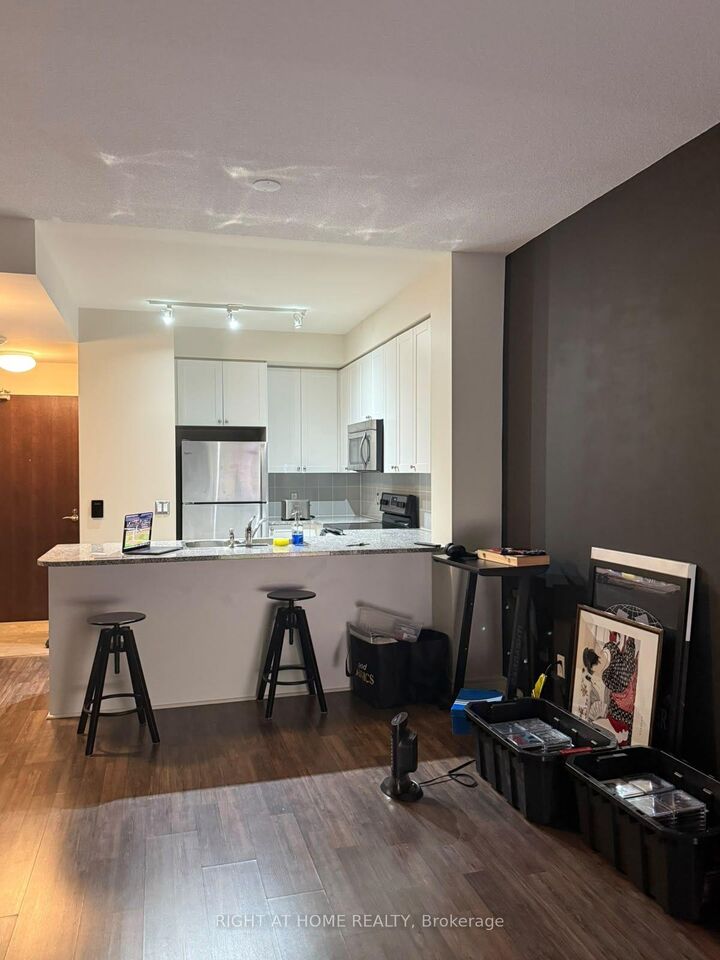 Property Photo:  339 Rathburn Road W 2318  ON L5B 0K6 