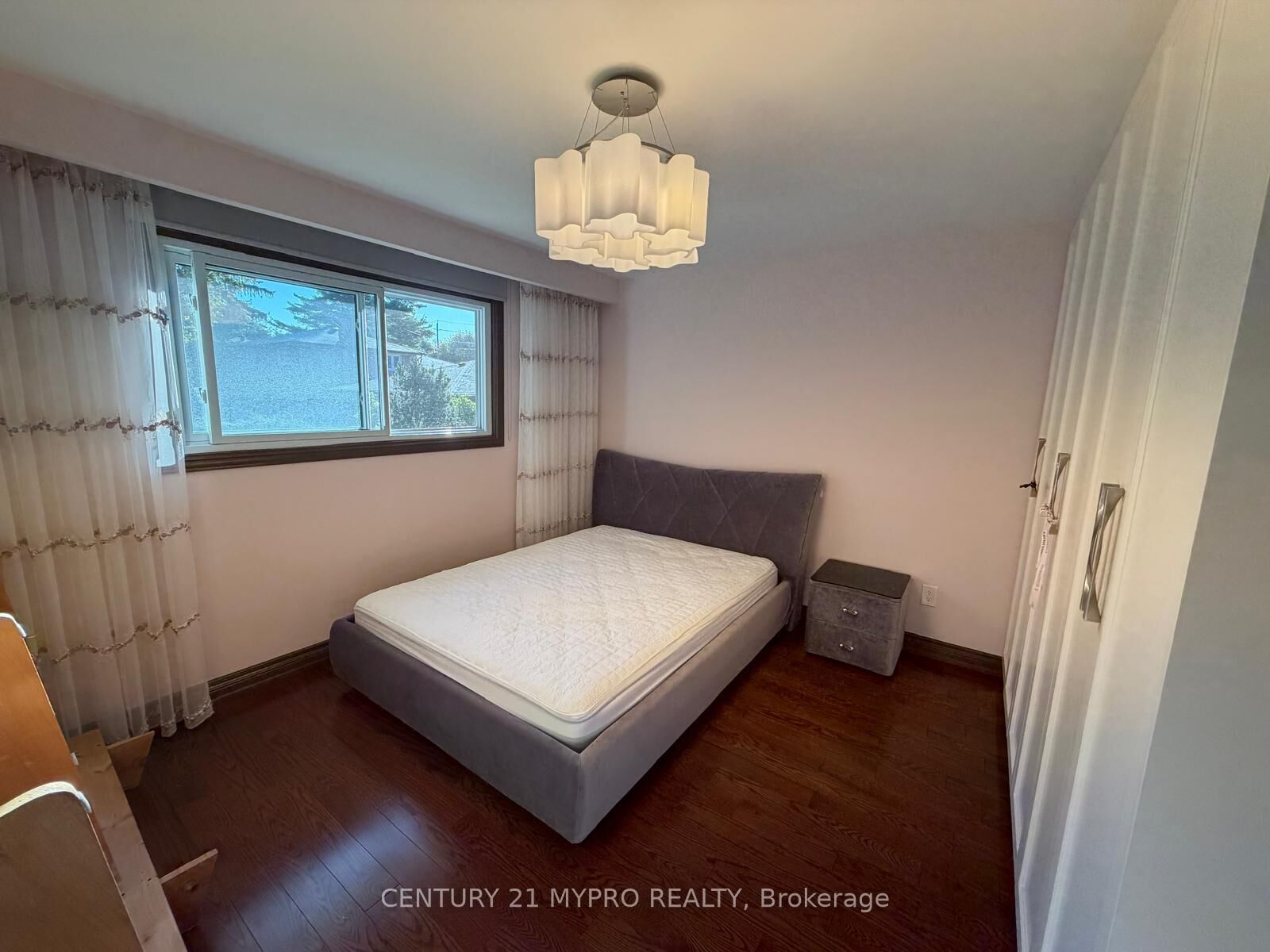 Property Photo:  141 Henderson Avenue 2nd Bedroom  ON L3T 2L6 