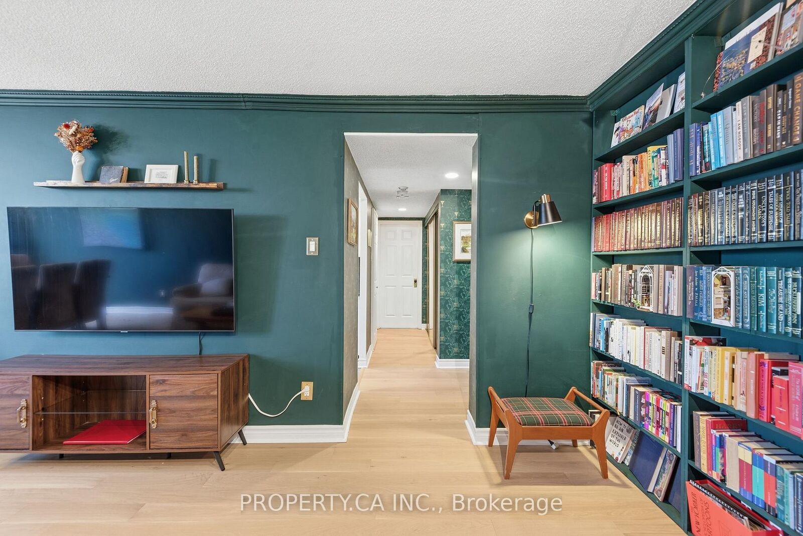 Property Photo: 15 Maitland Place 1811 ON M4Y 2X3