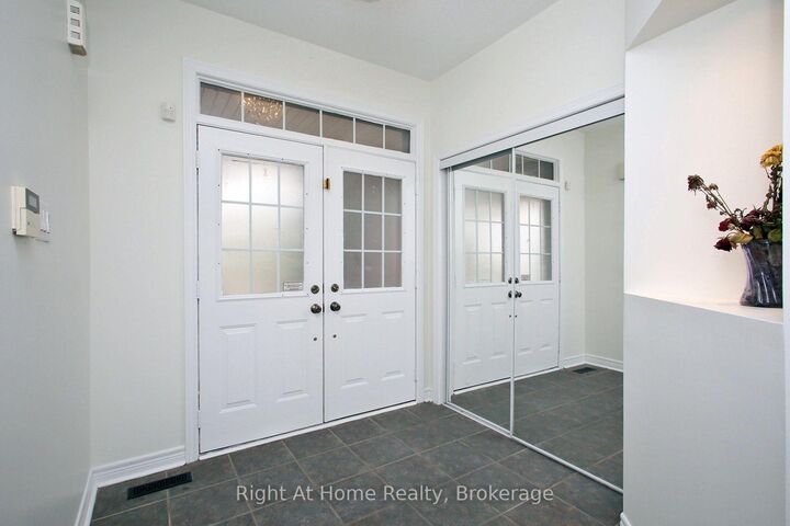 Property Photo:  181 Fairlane Crescent Upper  ON L4H 2G8 