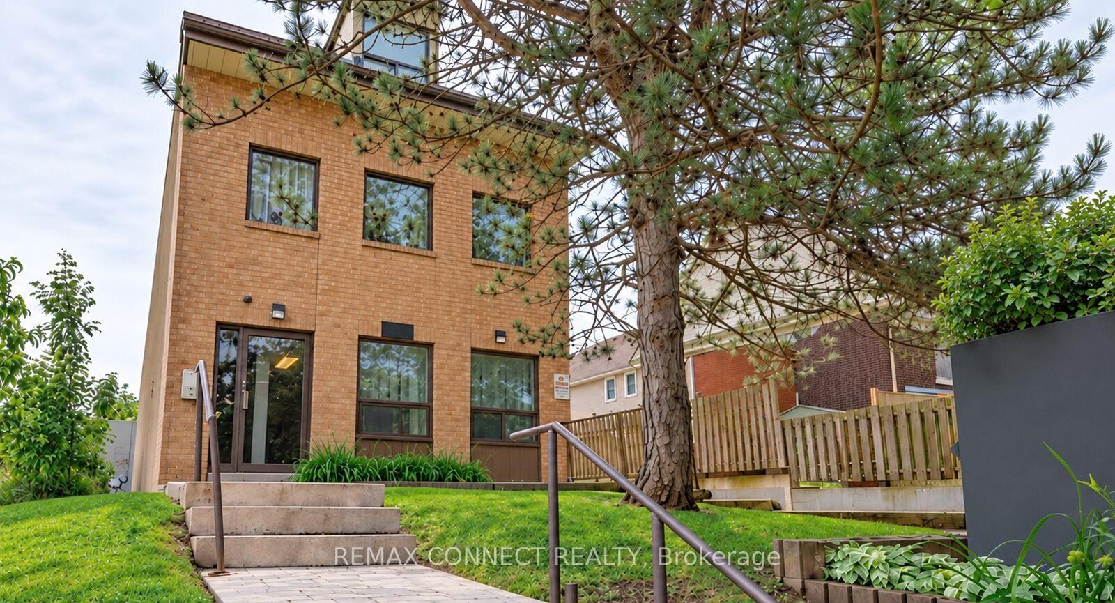 Property Photo:  4872 Valley Way 303  ON L2E 1W3 
