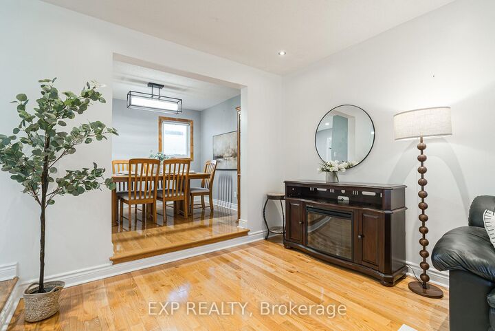 Property Photo:  1237 Cedarcroft Crescent  ON K1B 5G9 