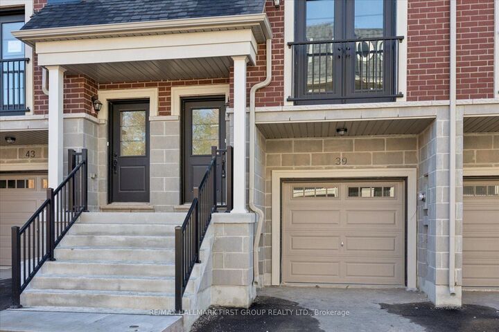 Photo de la propriété: 39 Marret Lane ON L1B 0X2