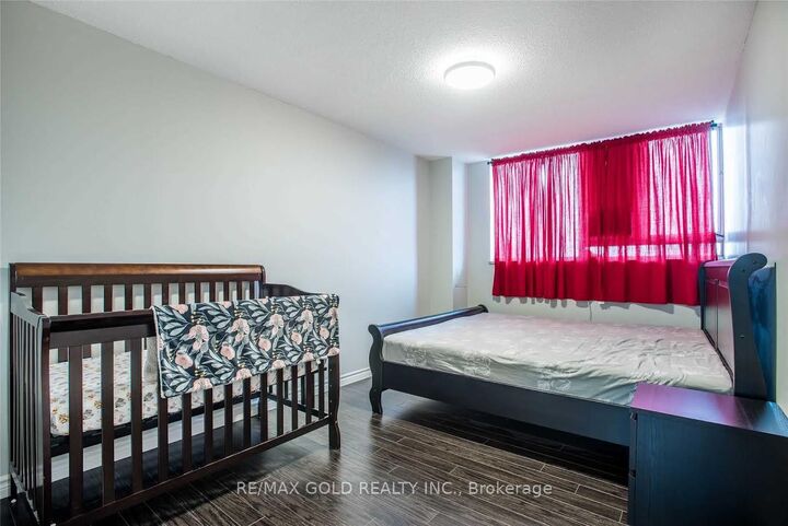 Property Photo:  1050 Stainton Drive 312  ON L5C 2T7 