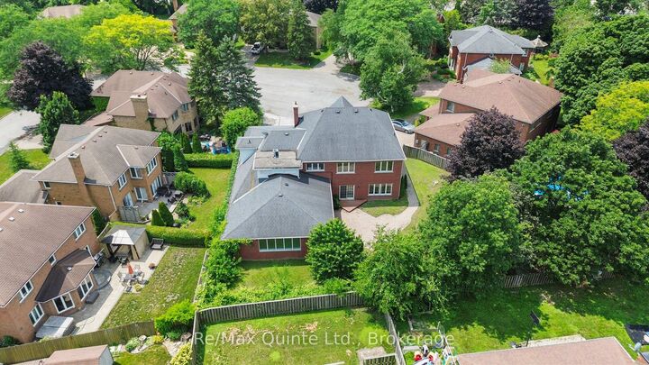 Property Photo:  17 Applewood Court  ON K8V 6J3 