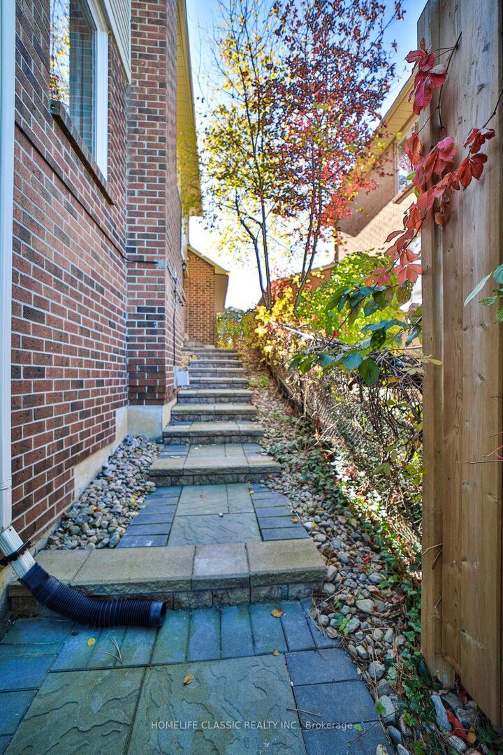 Property Photo: 427 Crossland Gate ON L3X 1B9