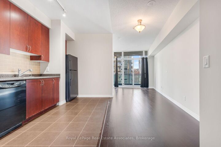 Property Photo:  223 Webb Drive 1709  ON L5B 0E8 