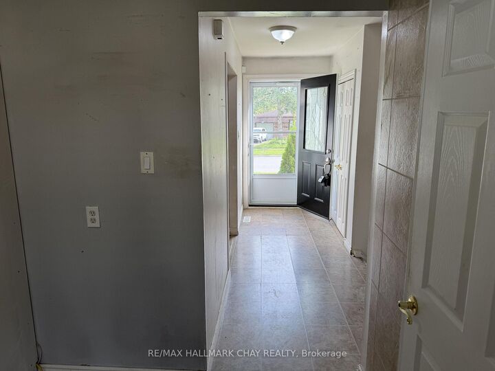 Property Photo:  2 Birchwood Drive  ON L4M 4Z3 