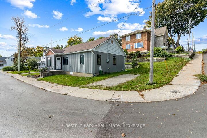Property Photo:  2096 3rd Avenue W  ON N4K 4R9 