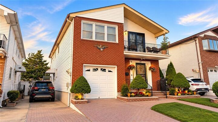 Property Photo:  77 Furness Place  NY 10314 