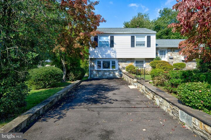 Property Photo:  694 Glen Road  PA 18974 