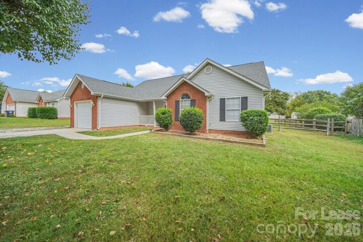 Property Photo:  1012 Ridgefield Circle  NC 28079 
