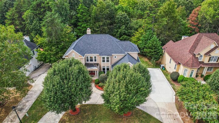 Property Photo: 16516 Riverpointe Drive NC 28278