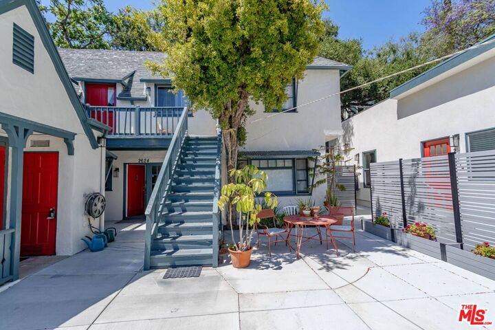 Property Photo:  2628 N Beachwood Dr  CA 90068 