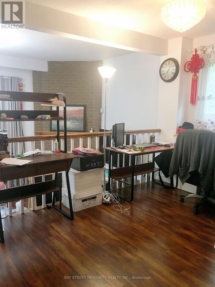 Property Photo:  98 Carolbreen Square Upper  ON M1V 1H5 
