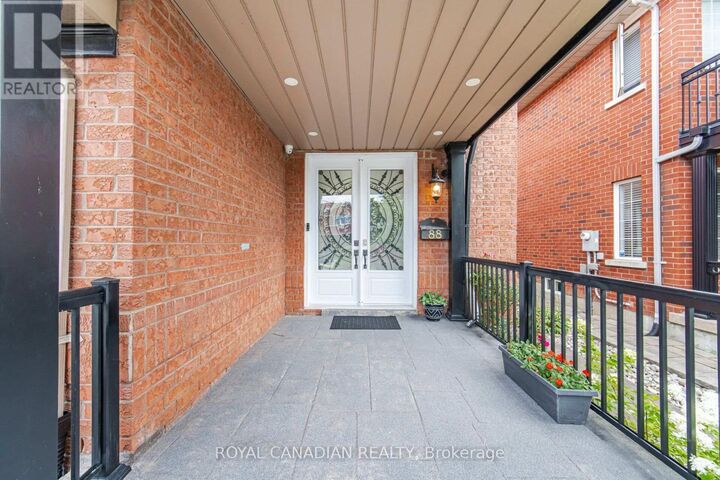 Property Photo:  88 Olde Town Road  ON L6X 4X9 