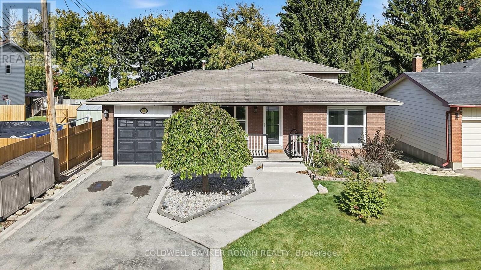 Property Photo:  130 Queen Street  ON L9R 1K6 