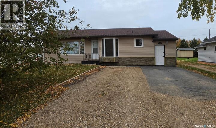 Property Photo:  332 1st Avenue NW  SK S0A 3B0 