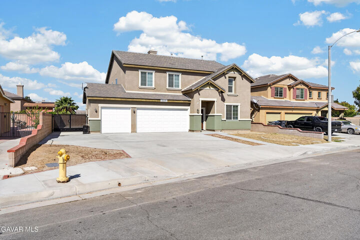 Property Photo: 3019 W Newgrove Street CA 93536