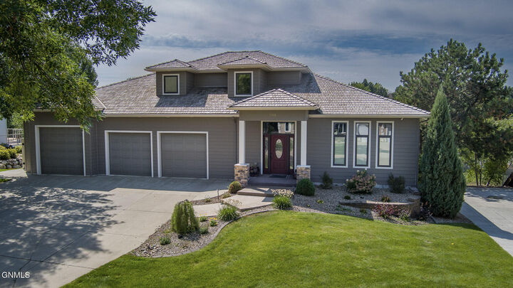 Property Photo:  3100 Morgan Circle  ND 58503 