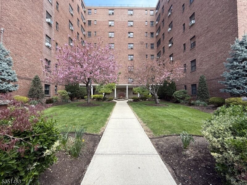 Property Photo:  208 Anderson St 7C  NJ 07601 