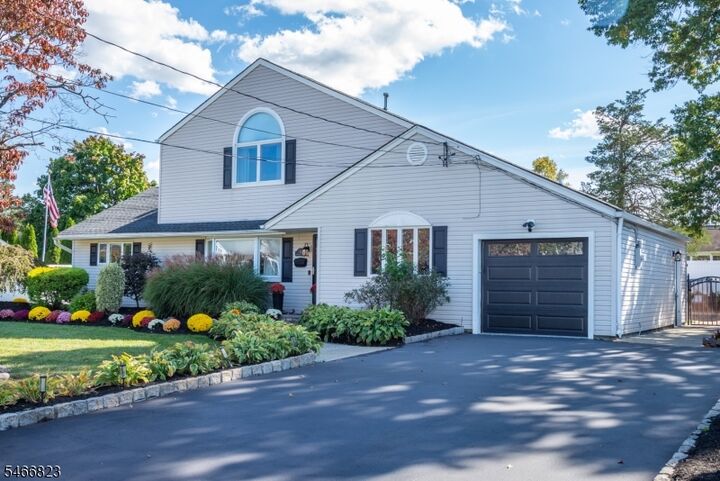 Property Photo:  22 Woodland Pl  NJ 07444 