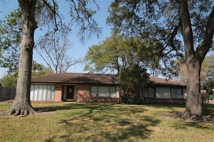 Property Photo: 5504 Valerie Street TX 77081