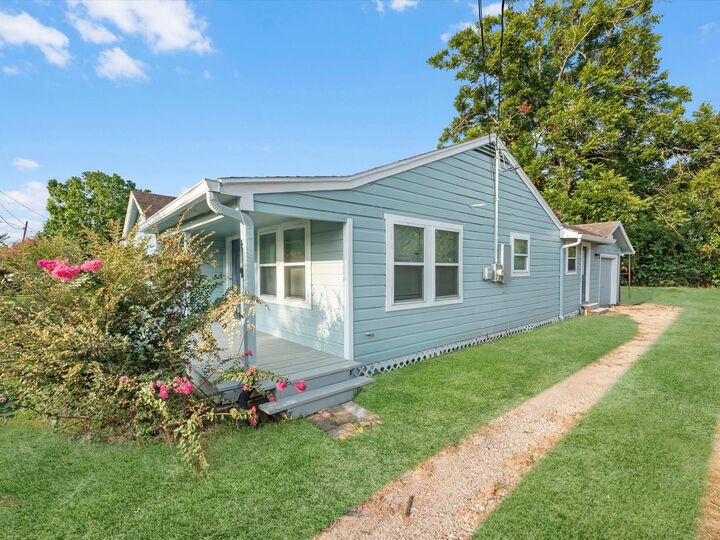 Property Photo: 114 Weldon Street TX 77587