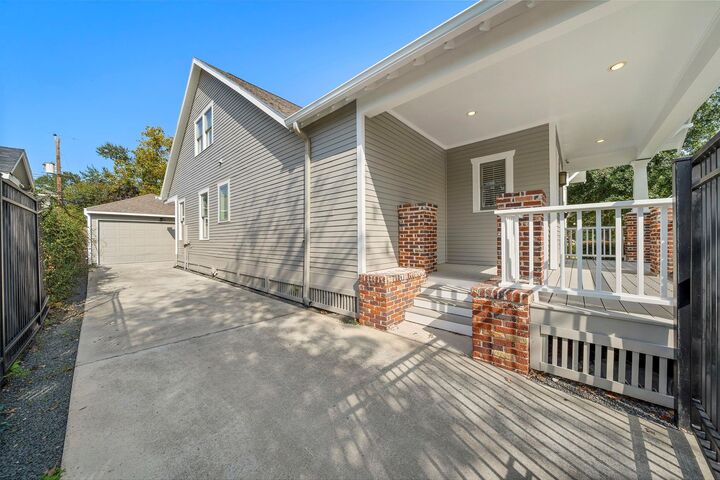 Property Photo:  931 W Cottage Street  TX 77009 