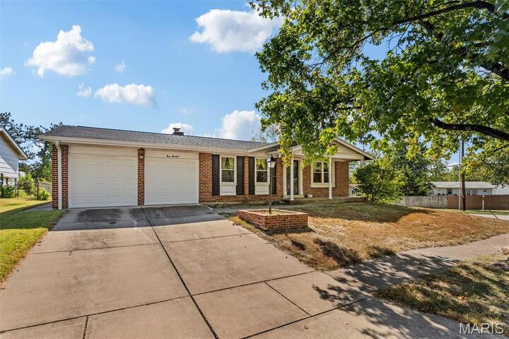 Property Photo:  900 Queensbridge Road  MO 63021 