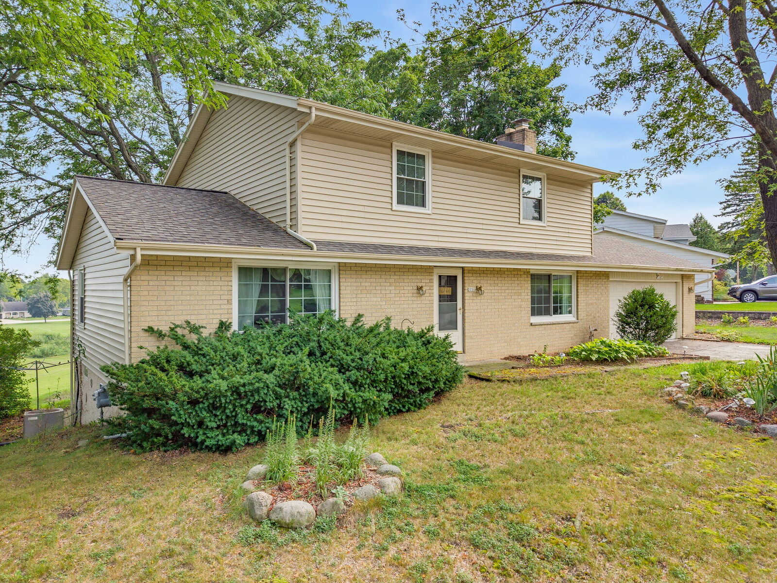 Property Photo:  2721 Minot Ln  WI 53188 