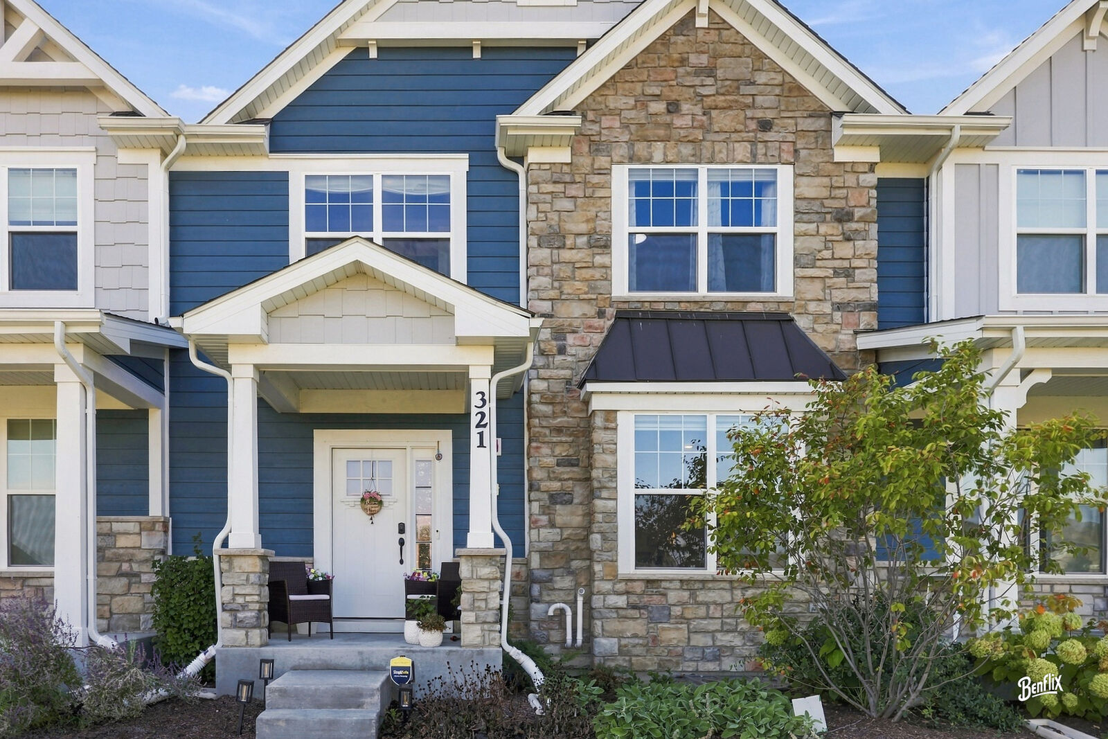 Property Photo: 321 Didier Court IL 60089