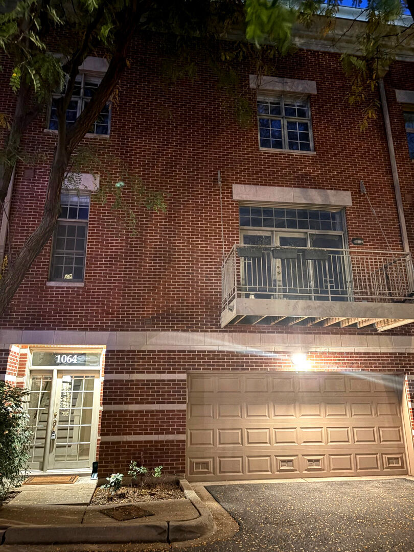 Property Photo: 1064 W Chestnut Street IL 60642