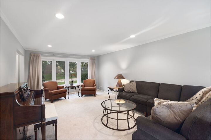 Property Photo: 983 Bosworthfield Road IL 60010