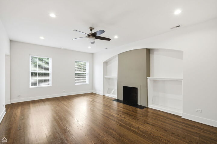 Property Photo: 6914 N Sheridan Road 2 IL 60626