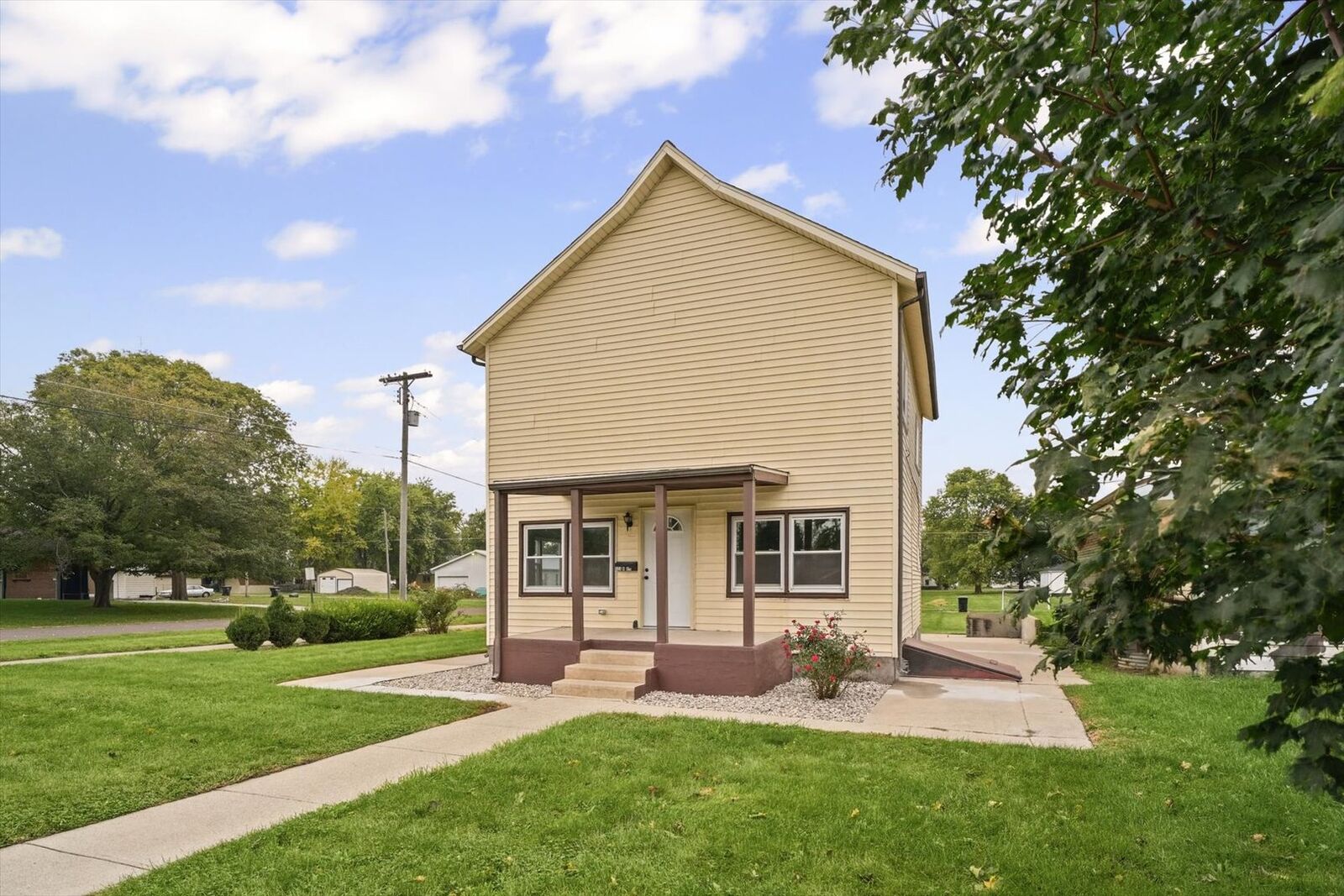 Property Photo: 523 W 9th Street IL 60936
