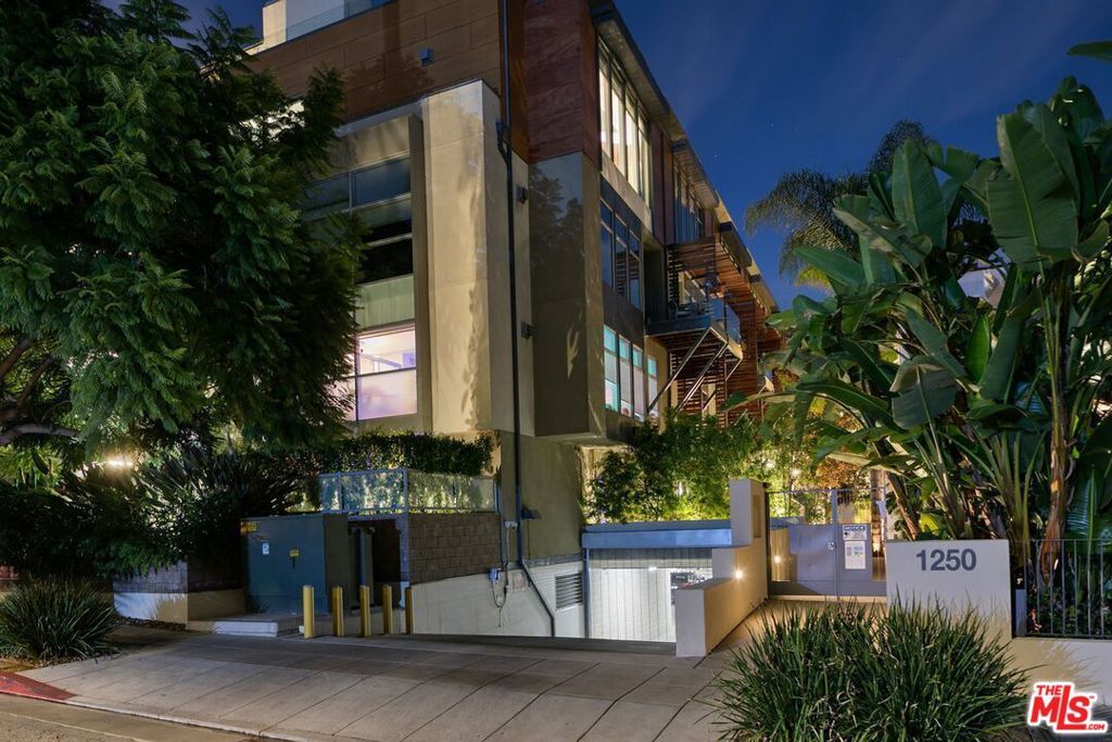 Property Photo:  1250 N Harper Avenue 302  CA 90046 
