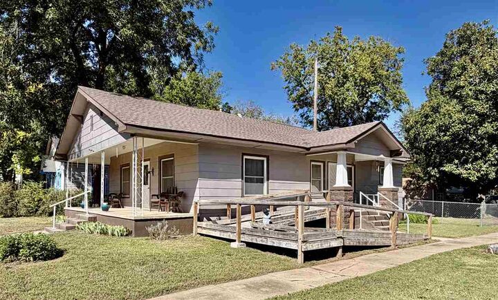 Property Photo:  324 E Bridge Avenue  OK 74631 