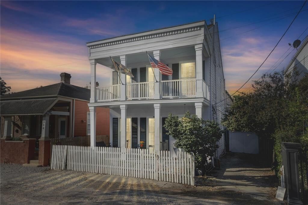 Property Photo:  910 Pleasant Street  LA 70115 