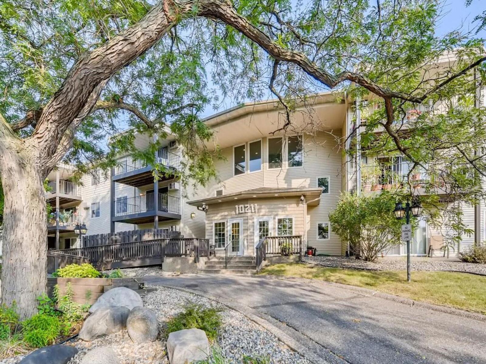Property Photo:  10211 Cedar Lake Road 115  MN 55305 