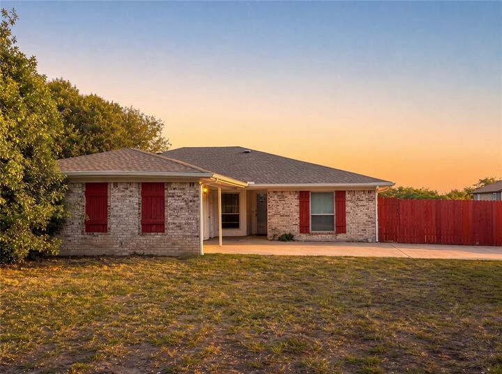 Property Photo: 1800 Camelot Cove TX 75074