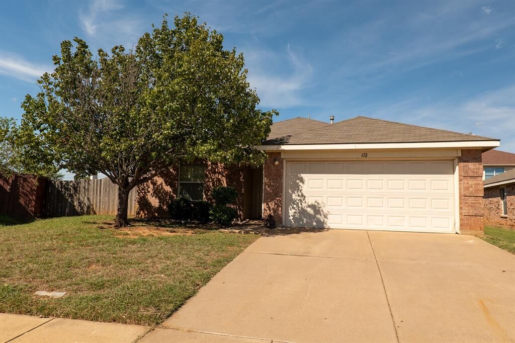 Property Photo: 612 Pineview Lane TX 76140
