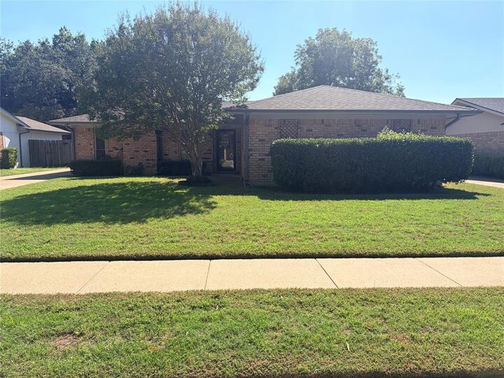 Property Photo: 1620 Lexington Place TX 76022