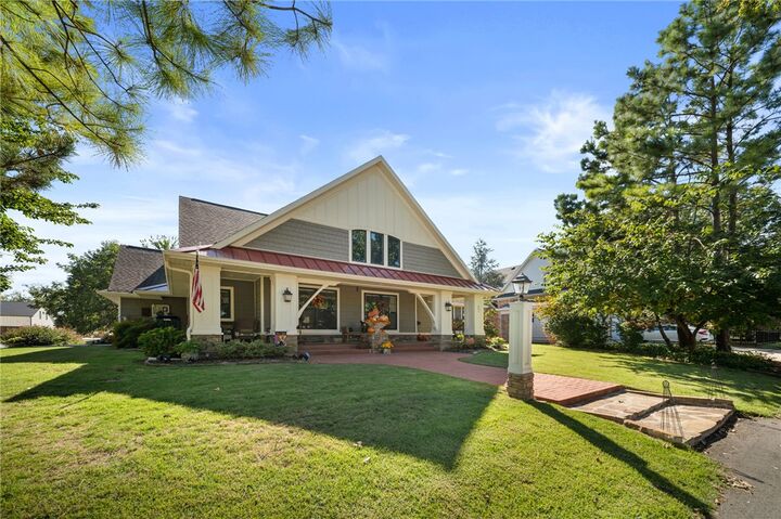 Property Photo:  601 NW Jackson Street  AR 72712 